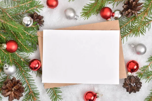 Een Lege Kaart Ligt Een Kraftpapier Enveloppe Sneeuw Met Een — Stockfoto