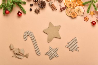 Bir Noel lolipopu oyuncağı. Adım adım talimatlar. İkinci adım: kestik. Düz konum, üst manzara. Çevre dostu Noel ağacı oyuncağı kıvrımlı kartondan yapılmış..