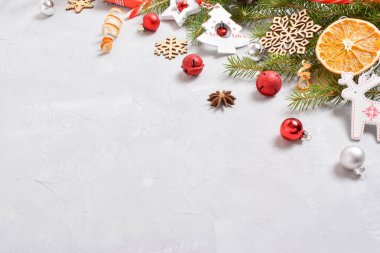 Noel ağacı ve Noel oyuncaklarıyla dekorun yeni yıl kompozisyonu. Noel için şenlik arka planı. Kopyalamak için yer var. Düz konum, üst görünüm.