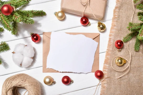 Een lege uitnodiging op een witte achtergrond met een kerstboom en decor. — Stockfoto