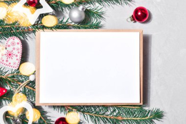 Eski tarz Bokeh 'li Noel davetiyesi. İçinde bir zarf ve boş bir alan olan bir düzen. - Mutlu yıllar. Pankart, davetiye, kartpostal. Düz Yatay, Üst Görünüm,