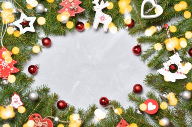 Noel çerçevesi ladin dalları, kırmızı cam toplar ve bokeh. Uzayı kopyala Düz yatış, üst görünüm. 