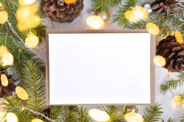 Bokeh 'le Noel davetiyesi. İçinde bir zarf ve boş bir alan olan bir düzen. - Mutlu yıllar. Pankart, davetiye, kartpostal. Düz Yatay, Üst Görünüm,