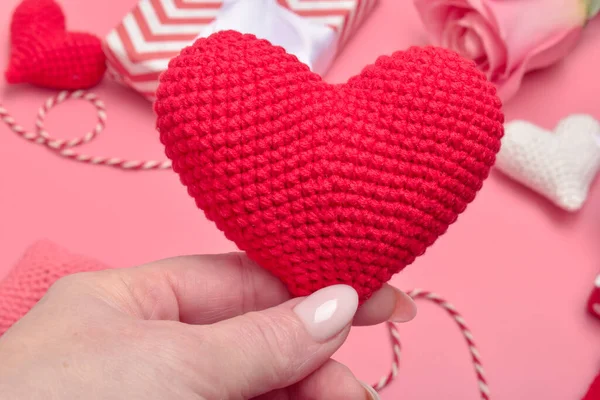 Czerwone Serce Jest Rękach Kobiet Baner Kartka Walentynkowa Dzień Matki — Zdjęcie stockowe