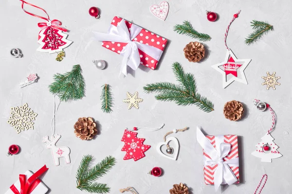 Çeşitli Noel süsleri gri arka planda gelişigüzel sergilenir. Yeni yıl dekorundan kaotik bir süs. Pankart, davetiye, kartpostal. Flatlay, Flatlay, Flatlay, Top View, Top View