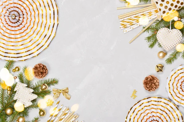 Pohled Shora Vánoční Kompozici Jedlových Větví Vánoční Ozdoby Dárky Světle — Stock fotografie