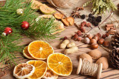 Çocukların yaratıcılığı için kurumuş çiçekler. Eko-tasarım için doğal malzeme. Sıfır kayıp. Yılbaşı ve Noel hediyeleri için eko paketleme.