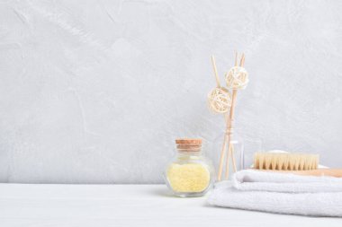 Spa tedavileri, masaj. Sarı tonlarda spa aksesuarları olan bir arka plan. Metin için bir yer var. kopyalanacak yer.