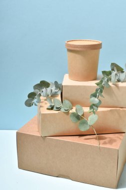 Tarafsız mavi arka planda kağıt ambalajlı dikey eko-pankart. Paket yemek servisi. Çevresel koruma. Sıfır kayıp. Boşluğu kopyala