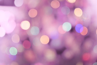 Pembe Noel şapkası olan bir arka plan. Parlak ışıklar. Bokeh 'in sihirli Noel geçmişi. Yeni yıl partisi, Sevgililer Günü. Düz Yatay, Üst Görünüm.