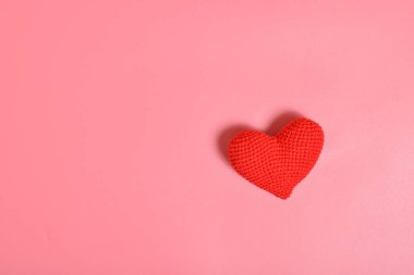 Bir kartpostal, 14 Şubat için bir pankart fotokopi çekecek bir yer. Minimalizm. Boşluğu kopyala