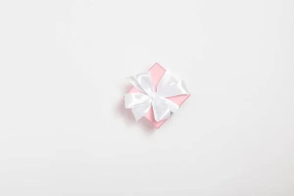 분홍색 상자에 흰 활 윗부분이 그려져 있고. 미니멀리즘의 선물은 바로 그것이다. 발렌틴 데이, 생일, 기념일, 결혼식 축하 해 — 스톡 사진
