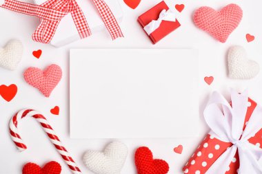 Romantik bir buluşma için davetiye. Sevgililer Günü 'nde hediye ve örülmüş kalplerle dolu bir fotokopi için arka plan. Düz konum, üst görünüm