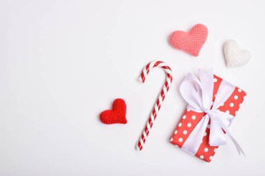 Sevgililer Günü için arka plan. Lolipoplar, bir hediye ve pembe arka planda kalpler. Kopyalamak için yer var. Düz konum, üst görünüm.