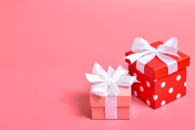 Pembe arka planda iki hediye kutusu. Sevgililer Günü için arka plan. Bir kartpostal, 14 Şubat için bir pankart fotokopi çekecek bir yer. Doğum günü, Anneler Günü, Düğün, yıldönümü