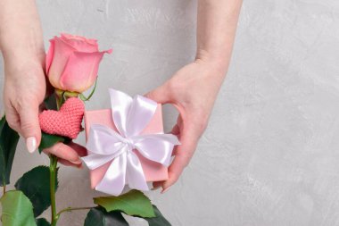 Pembe hediye kutuları ve arka planda narin bir gül. Sevgililer Günü için arka plan. 14 Yaş Günü, Anneler Günü, Düğün, Yıldönümü