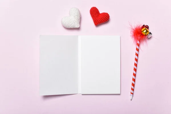 ロマンチックな会議のための空のノートブックのレイアウト バレンタインデーのためのコピースペースの背景にはギフトやニットの心があります コピースペース フラットレイアウト トップビュー — ストック写真