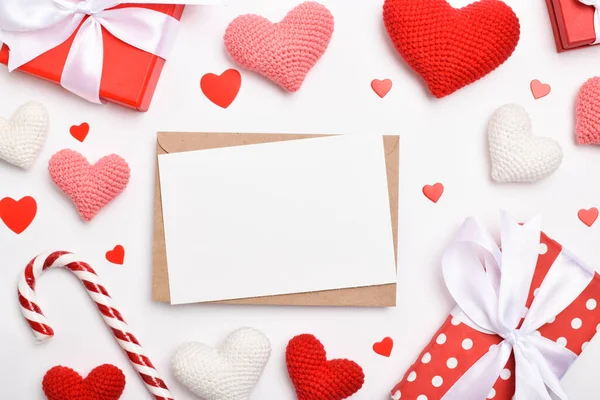 Romantik bir buluşma için davetiye. Sevgililer Günü için hediye ve örülmüş kalplerle dolu bir fotokopi alanı için arka plan. Düz konum, üst görünüm.