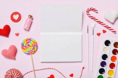 Romantik bir buluşma için boş bir defter düzeni. Sevgililer Günü için bir fotokopi alanı için arka plan. Hediyeler, örgü kalpler, resimler. Uzayı kopyala Düz yatış, üst görünüm.