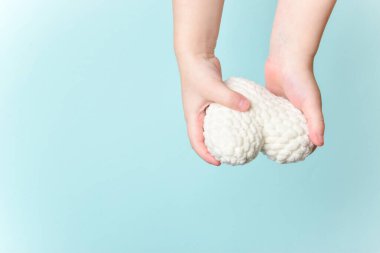 Çocukların elleri mavi arka planda küçük beyaz bir kalp tutuyor. Sevgi. Organ bağışı. Sevgililer Günü. Dünya Sağlık Günü. Anneler Günü.