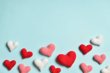 Altında kırmızı kalpler olan bir tatil kartı. Sevgililer Günü için pankartlar. 14 Şubat 'ta geçmiş. Kopyalayacak bir yer. Düz konum, üst görünüm.