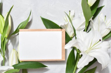 Şablon, içi boş bir kağıt ve üzerinde nilüfer çiçekleri olan gri bir arkaplanda yazı için boşluk olan bir zarftır..