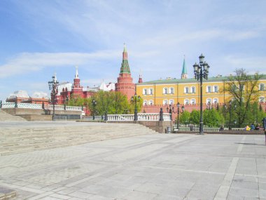 MOSCOW, RUSSIA - 15 Mayıs 2017 Güneşli bir günde Manezhnaya Meydanı 'ndan Kremlin Duvarı' na