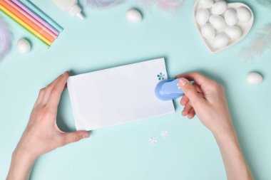 DIY. Paskalya bayramı hediyeleri ve ikramlar için bir kese kağıdı. Kendi ellerinle Paskalya tavuğu kavramı. Adım adım fotoğraf talimatı. Adım 1