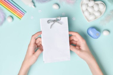 DIY. Paskalya bayramı hediyeleri ve ikramlar için bir kese kağıdı. Kendi ellerinle Paskalya tavuğu kavramı. Adım adım fotoğraf talimatı. Adım 2