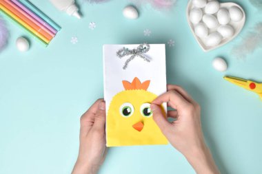 DIY. Paskalya bayramı hediyeleri ve ikramlar için bir kese kağıdı. Kendi ellerinle Paskalya tavuğu kavramı. Adım adım fotoğraf talimatı. Beşinci adım.