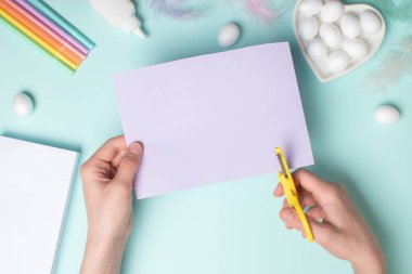 Paskalya bayramı hediyeleri ve ikramlar için bir kese kağıdı. Paskalya tavşanı konsepti. Adım adım fotoğraf talimatı. Adım 2