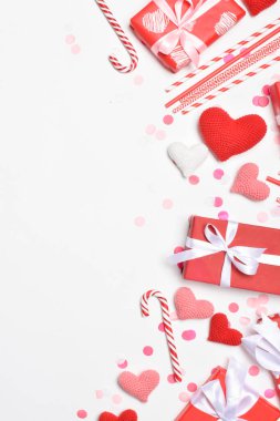 Tatil ve parti için kırmızı aksesuarlı dikey afiş. Sevgililer Günü tebrik kartı. 14 Şubat 'ta geçmiş. Kopyalayacak bir yer. Düz konum, üst görünüm.