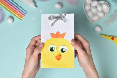 DIY. Paskalya bayramı hediyeleri ve ikramlar için bir kese kağıdı. Kendi ellerinle Paskalya tavuğu kavramı. Adım adım fotoğraf talimatı. Altıncı adım