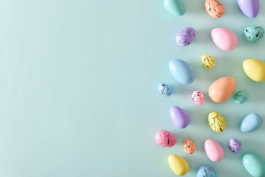 Paskalya kartpostalında yatak boyalı yumurtalar ve mekanın bir kopyası var. Paskalya bayrağı. Neşeli arkaplan.