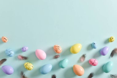 Paskalya kartı, yatak rengi yumurtalar ve tüy ile birlikte mekanın bir kopyası. Paskalya bayrağı. Neşeli arkaplan.