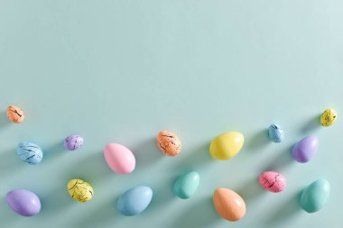 Paskalya kartpostalında yatak boyalı yumurtalar ve mekanın bir kopyası var. Paskalya bayrağı. Neşeli arkaplan.