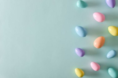 Paskalya kartpostalında yatak boyalı yumurtalar ve mekanın bir kopyası var. Paskalya bayrağı. Neşeli arkaplan.