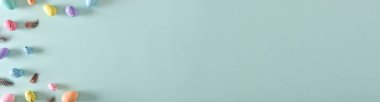Paskalya bayrağı için uzun bir yatay bayrak. Paskalya kartı, yatak rengi yumurtalar ve tüy ile birlikte mekanın bir kopyası. Şenlik arka planı. Uzayı kopyala Düz yatış, üst görünüm.