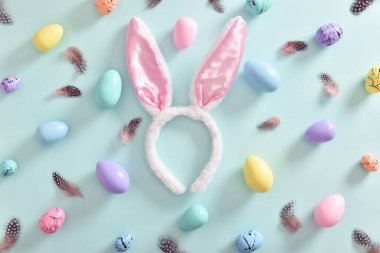 Paskalya kartı. Tavşan kulaklı ve yumurtalı. Mekanın kopyası var..