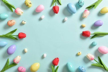 Lale çiçekli çerçeve, Paskalya yumurtaları. Kutsal Paskalya bayramı için dekor. Kopyalamak için yer var. Düz konum, üst görünüm
