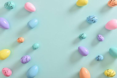 Paskalya kartpostalında yatak boyalı yumurtalar ve mekanın bir kopyası var. Uzayı kopyala Düz yatış, üst görünüm.