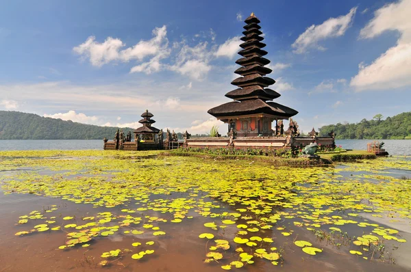 Ulun Danu tempel Beratan Lake i Bali Indonesien. Stockbild