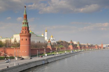 Moskova Kremlin Sarayı, Grand Kremlin Sarayı, Katedraller ve Moskva Rıhtımı 'na.