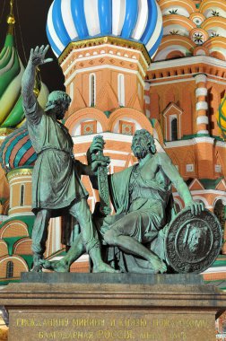 moskova rusya'da kırmızı kareye Minin ve Pozharsky için anıt. arka planda Saint Basil Katedrali.