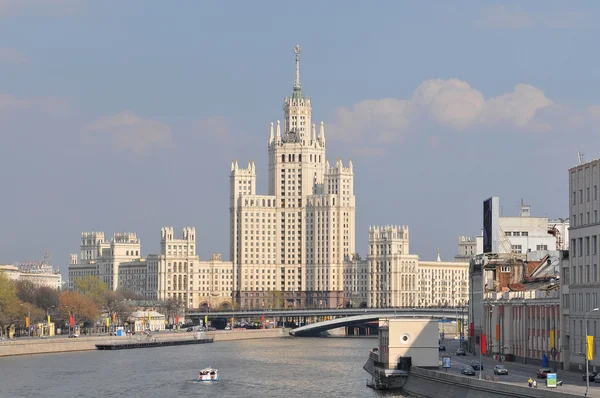 Rio Moscou e Kotelnicheskaya Embankment Construindo um dos sete arranha-céus estalinistas, Rússia . — Fotografia de Stock