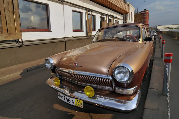Ryska retro bilen volga gas i staden Moskva, Ryssland. — Stockfoto