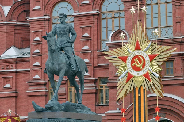 Russland, Moskva, Monument to Marshal Zhukovon - bakgrunnen for Historisk museum i Moskva – stockfoto