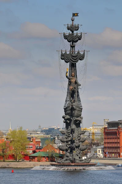 Rusland, Moskou, het peter de grote standbeeld in Moskou werd ontworpen door de Georgische ontwerper zurab tsereteli ter herdenking van de 300 jaar van de Russische Marine — Stockfoto