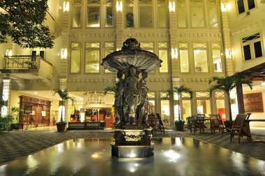 şehirde, otel çeşme, yogyakarta, Endonezya çevresinde akşam güzel ışık gösterdi.