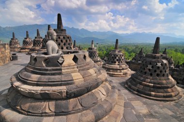 stupas ve borobudur Tapınağı, yogjakarta Endonezya Buda heykeliступи і статуя Будди в Боробудур храму, Джокьякарте Індонезії.